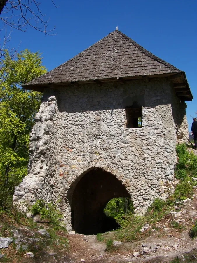 Kamenná veža zrúcaniny hradu Muráň