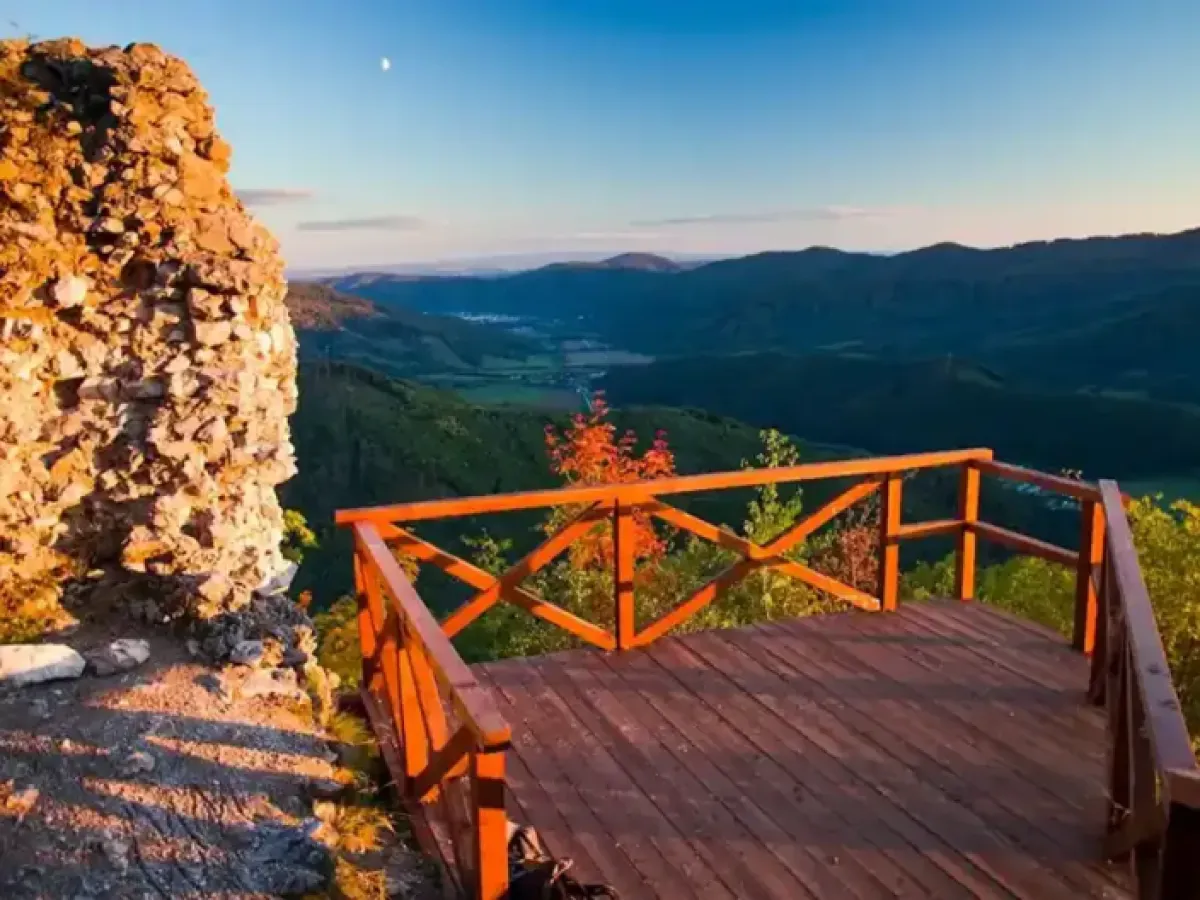Oranžová drevená vyhliadka nad jesennou dolinou