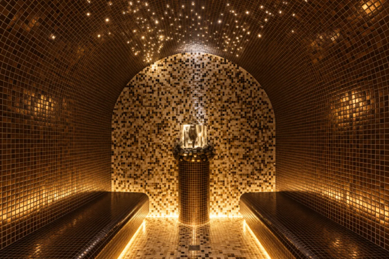 Pekná vydláždená osvetlená parná sauna