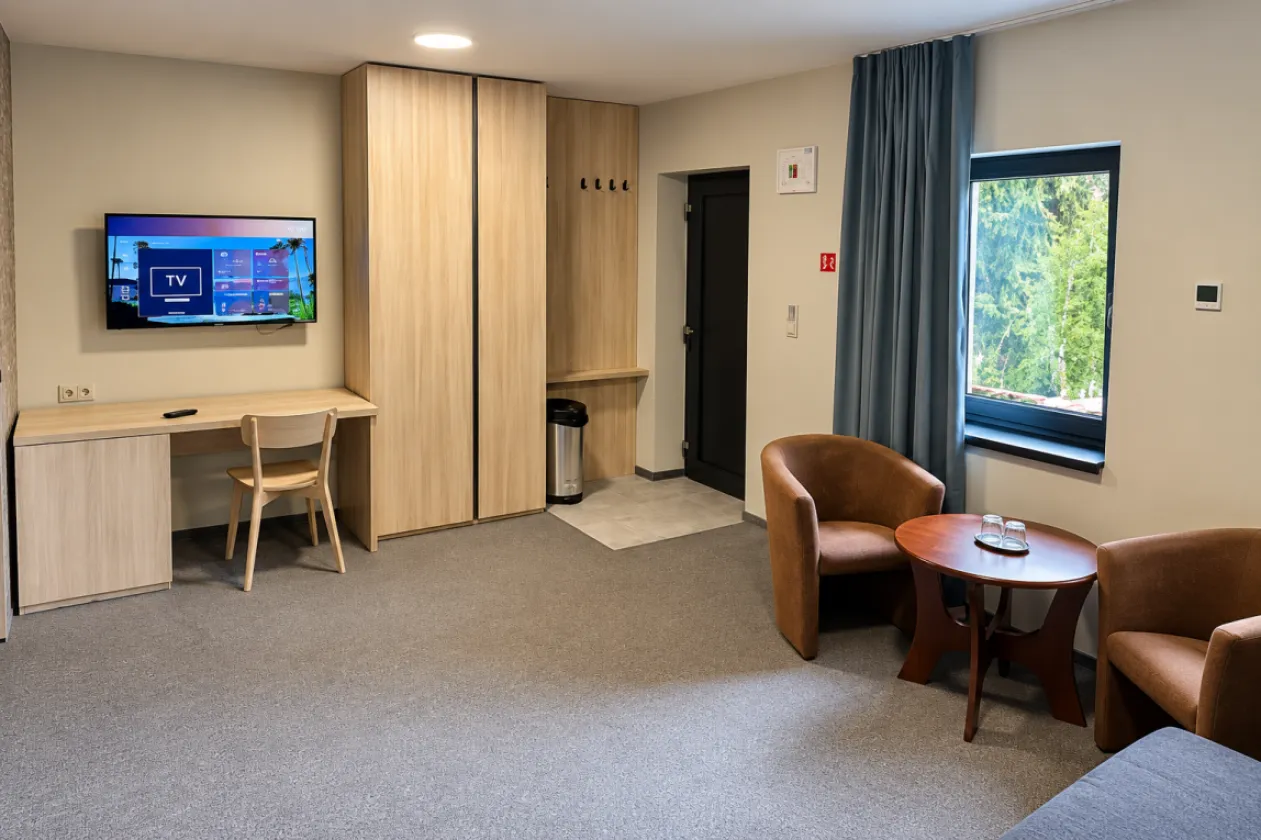 Apartmán v apartmánovom dome s manželskou posteľou a priechodom do obývacej časti